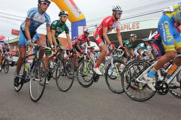 El guatemalteco Brayan Ríos dentro del pelotón. (Foto Prensa Libre: cortesía Federación de Ciclismo Costa Rica)