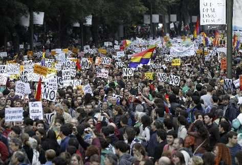 Miles de estudiantes se manifiestan contra la Ley Orgánica de Mejora de la Calidad Educativa. (Foto Prensa Libre: EFE)