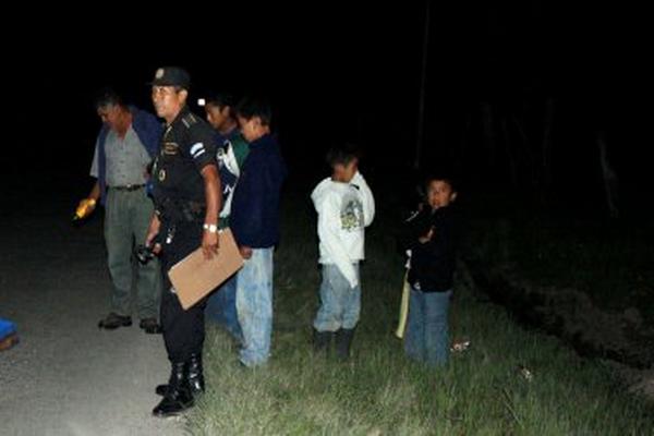 Autoridades y curiosos observan en área en donde quedó el cadáver de Amadeo López. (Foto de Prensa Libre: Hugo Oliva)<br _mce_bogus="1"/>