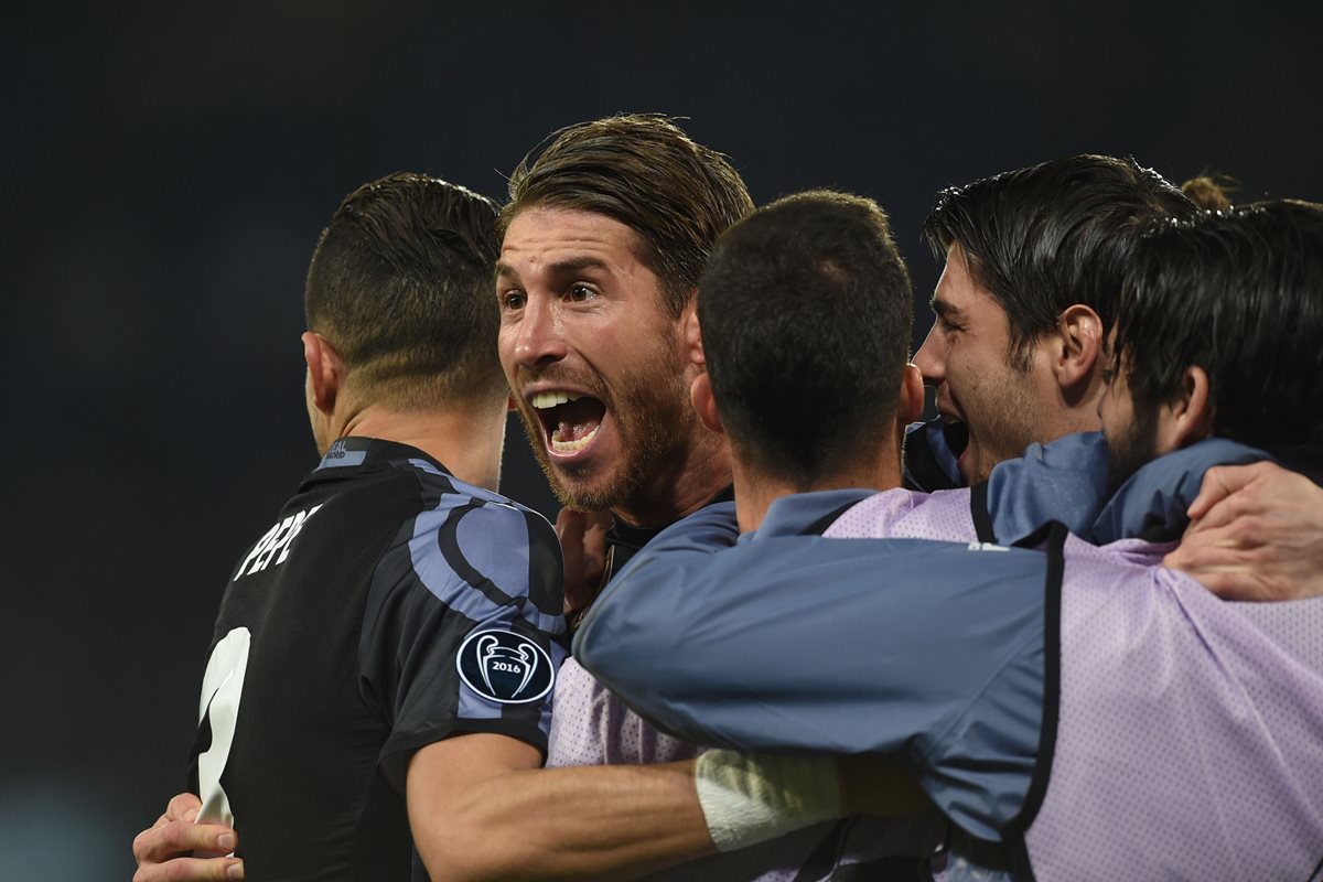 El capitán del Real Madrid, Sergio Ramos terminó siendo la figura del equipo que clasificó a cuartos de final de la Liga de Campeones de la Uefa. (Foto Prensa Libre: AFP)