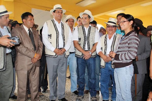 Entrega del  programa Mi Bono Seguro, en San Antonio Ilotenango, Quiché.