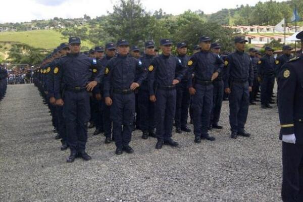 Agentes de la PNC que se graduarán este jueves en Huehuetenango esperan al presidente Otto Pérez Molina. (Foto Prensa Libre)<br _mce_bogus="1"/>