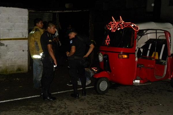 Autoridades resguardan el lugar donde murió baleado Ronald Robertson Juárez, en Patulul. (Foto Prensa Libre: Omar Méndez)