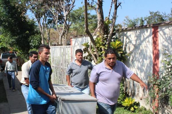 Empleados de una funeraria  trasladan   el cadáver de una mujer, en Santa Rosa.