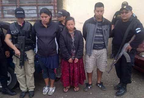 Los aprehendidos fueron detenidos en la zona 12 y 7 de la capital. (Foto: Érick Ávila)