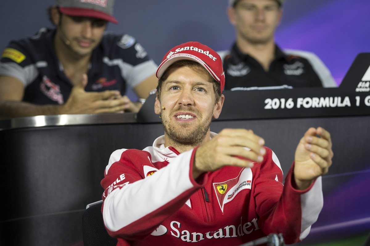 El piloto alemán de Fórmula Uno, Sebastian Vettel, de Ferrari, gesticula durante una rueda de prensa en el circuito urbano de Bakú, Azerbaiyán. (Foto Prensa Libre: EFE)