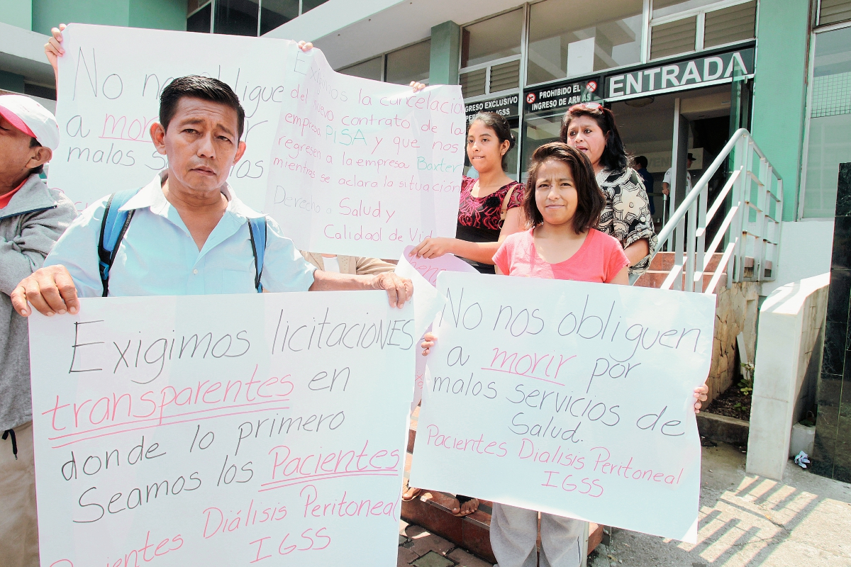 Enfermos renales del IGSS efectuaron un plantón frente a las oficinas centrales del Seguro Social, el 14 de abril último, para exigir que cancelen el contrato con la empresa Pisa porque su salud se ha deteriorado. (Foto Prensa Libre: Hemeroteca)