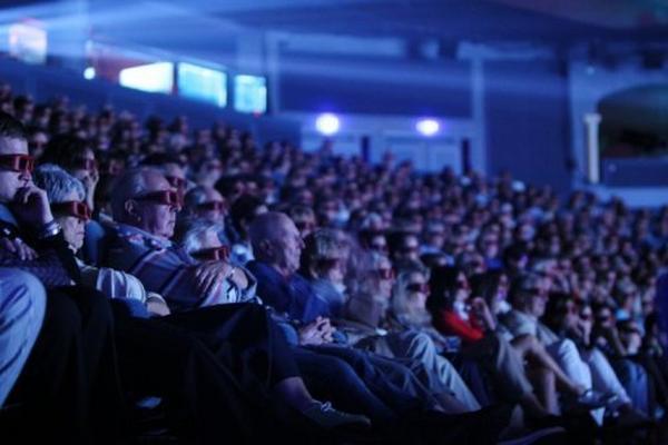 Función de cine en 3D en Deauville, noroeste de Francia. (Foto Prensa Libre: Kenzo Tribouillard/AFP)