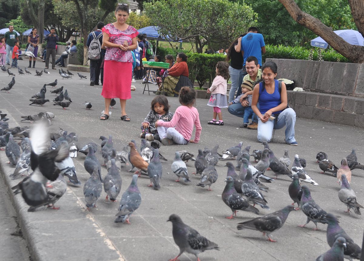 Una familia se divierte en Xela, donde padres de familia han optado por nombrar a sus hijos como deportistas y artistas famosos. (Foto HemerotecaPL)