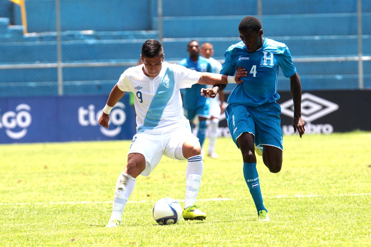 Mauro Portillo y Klifox Bernardez pelean por el balón. (Foto Prensa Libre: Norvin Mendoza)