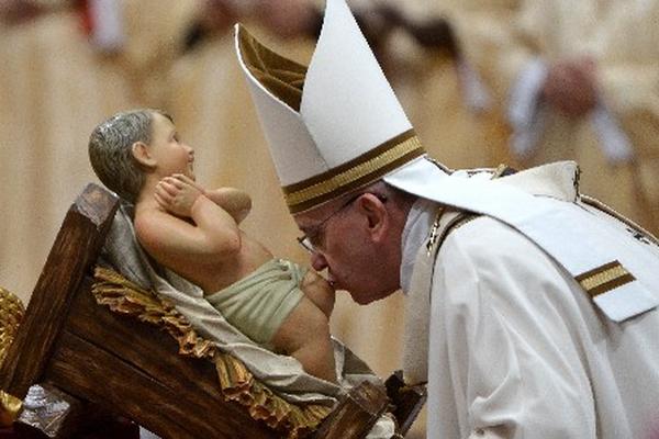 El papa Francisco durante la celebración de la Misa de Gallo. (Foto Prensa Libre: AFP)