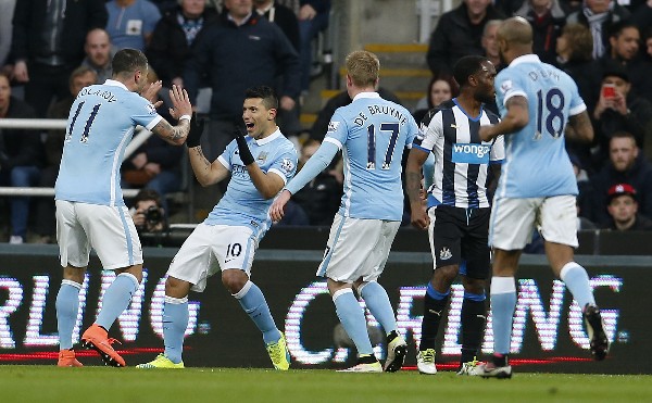 El delantero argentino, Sergio Agüero, es el segundo jugador en llegar más rápido a los cien. (Foto Prensa Libre: AFP)