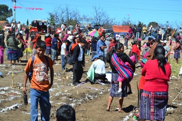 Vendedores reciben los terrenos en el nuevo mercado.