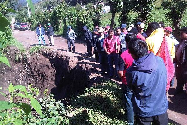 Vecinos de Pueblo Viejo evalúan  los daños que causó el deslizamiento.