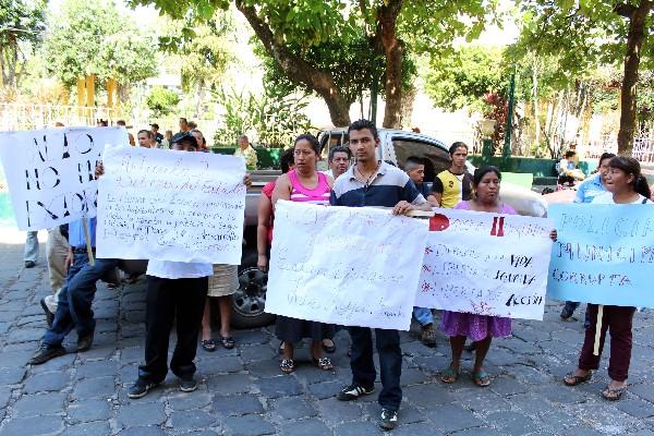 Los  inconformes,  durante  la protesta   de ayer  frente a la comuna.