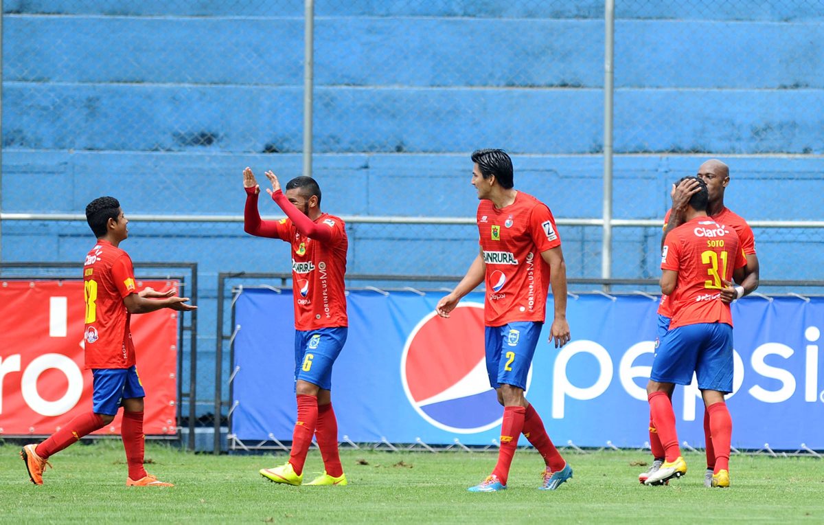 Los jugadores de Municipal, festejan el primer gol de Woodly en la apertura del marcador. (Foto Prensa Libre: Francisco Sánchez)