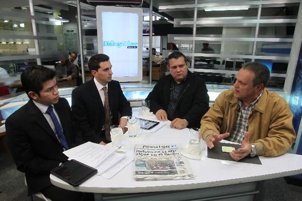 Los periodistas Áxel Vicente y Alfredo Vicente conversan con Luis Moya y Carlos Soto, durante el programa Diálogo Libre.