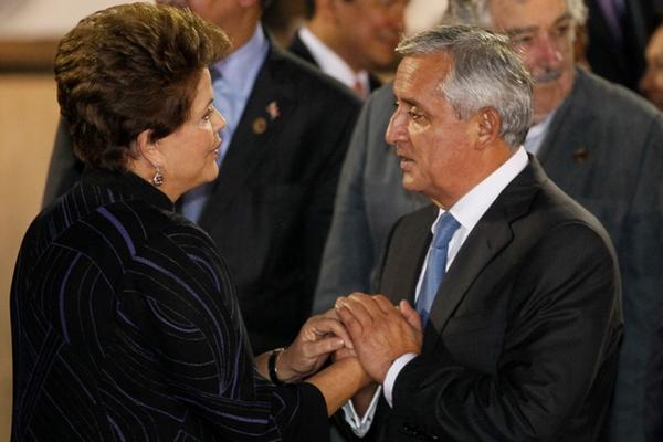 Dilma Rousseff, presidenta de Brasil, saluda a Pérez Molina. (Foto: AFP)<br _mce_bogus="1"/>