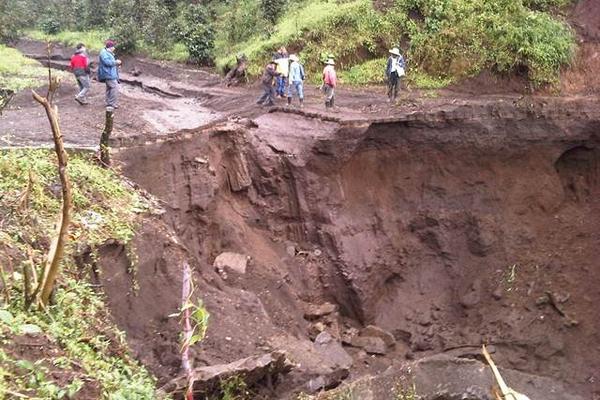 La carretera entre Acatenango y San Pedro Yepocapa fue afectada por una correntada. (Foto Prensa Libre: José Rosales)<br _mce_bogus="1"/>