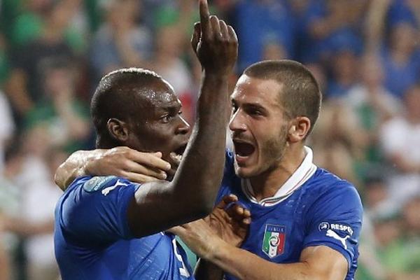 La celebración de Balotelli con  Leonardo Bonucci. (Foto Prensa Libre: AP)