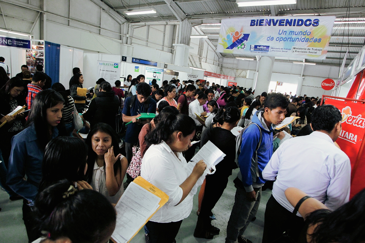 Jóvenes llenan solicitudes en busca de un empleo. (PL-Edwin Bercián)