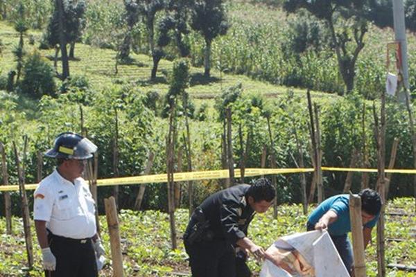 Un desconocido fue hallado por propietarios de un terreno sembrado con frijol, en Sumpango, Sacatepéquez. Estaba con el rostro desfigurado, posiblemente por golpes con piedras.<br _mce_bogus="1"/>