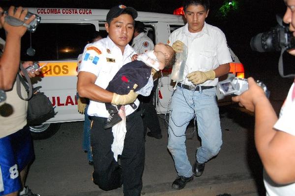 vICTOR  David Flores, de 1 año y tres meses, fue trasladado con una herida en el brazo derecho al centro asistencial de Coatepeque.