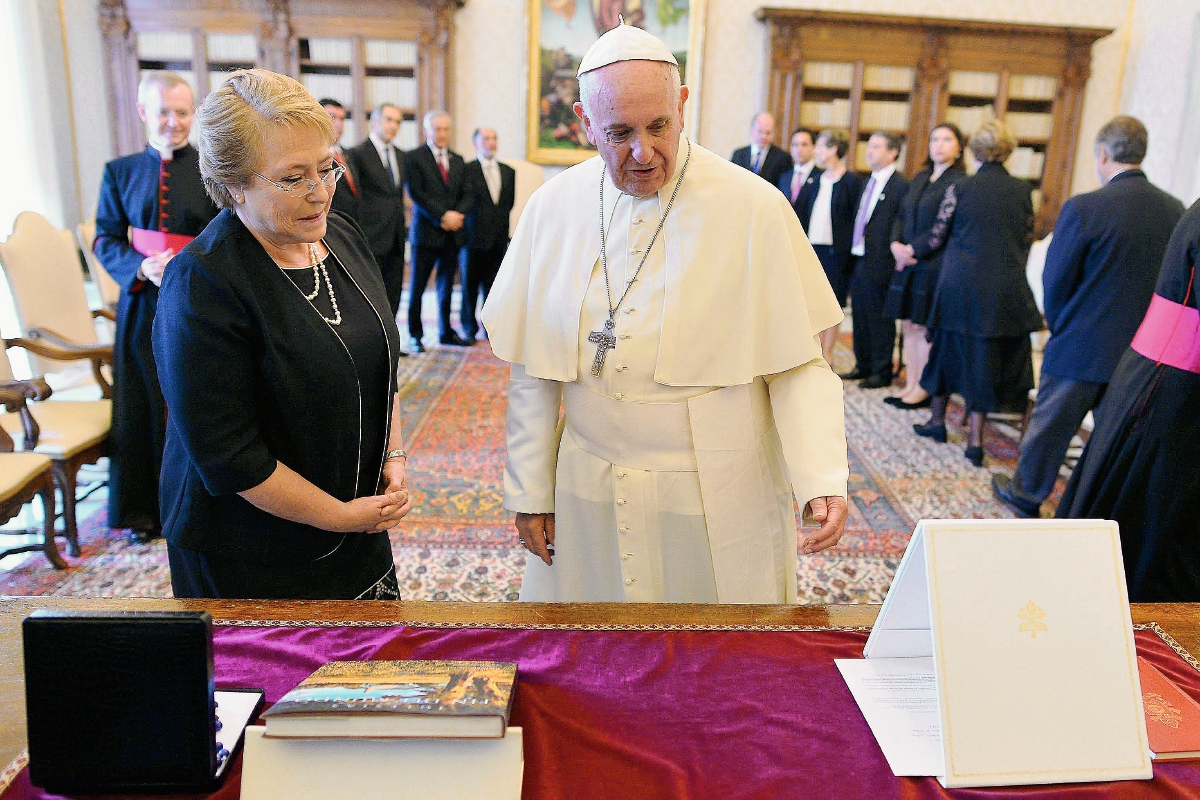 El papa Francisco (derecha) y la presidenta de Chile, Michelle Bachelet, en el Vaticano. (Foto Prensa Libre:EFE)