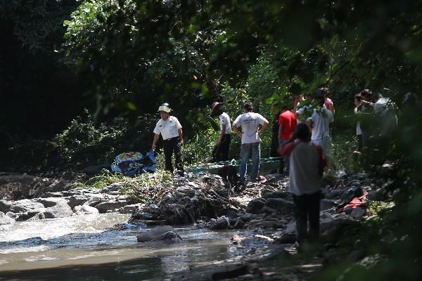 los bomberos recuperan  cadáver.