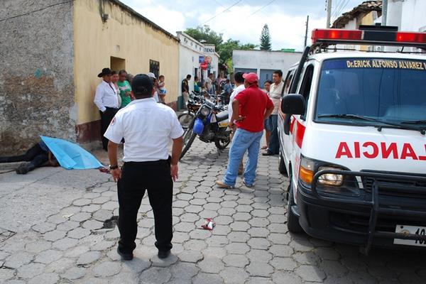 Curiosos observan el cadáver de José Manuel Ramos, quien murió por heridas de arma cortante, en Jutiapa. (Foto Prensa Libre: Óscar González)<br _mce_bogus="1"/>