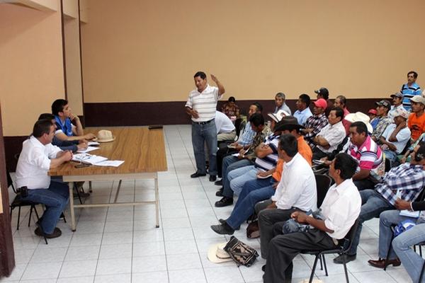 El líder comunitario Luis Marroquín expone sobre corte de electricidad en San Pedro Pinula, Jalapa. (Foto Prensa Libre: Hugo Oliva)<br _mce_bogus="1"/>