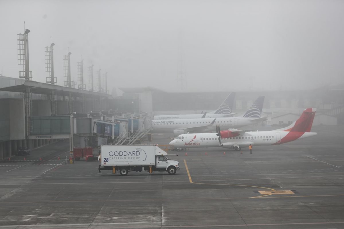 La niebla hizo que se retrasaran varios ingresos y salidas de vuelos.