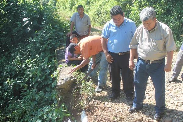 Integrantes de la comisión técnica de la comuna  verifican los daños en  tubería.