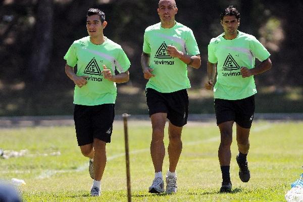 Los jugadores universitarios  Rodrigo Monterroso, Fernando Gallo y Mario Piñeyro se mostraron felices ayer, en el entrenamiento de la Usac, en el estadio Revolución, donde hicieron trabajo regenerativo. (Foto Prensa Libre: Romeo Ríos)