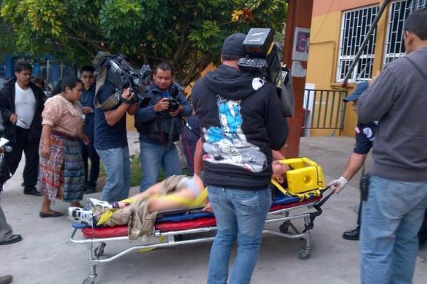 Martín Tipaz Loarca fue trasladado con una herida en el fémur. (Foto Prensa Libre: CBMD)