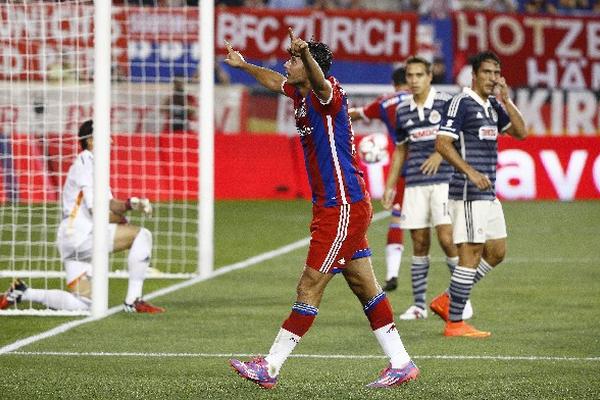 Claudio Pizarro celebra el gol del Bayern contra Chivas. (Foto Prensa Libre: EFE)