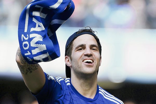 Cesc Fabregas celebra el título luego de ganar ayer al Crystal Palace. (Foto Prensa Libre: EFE).