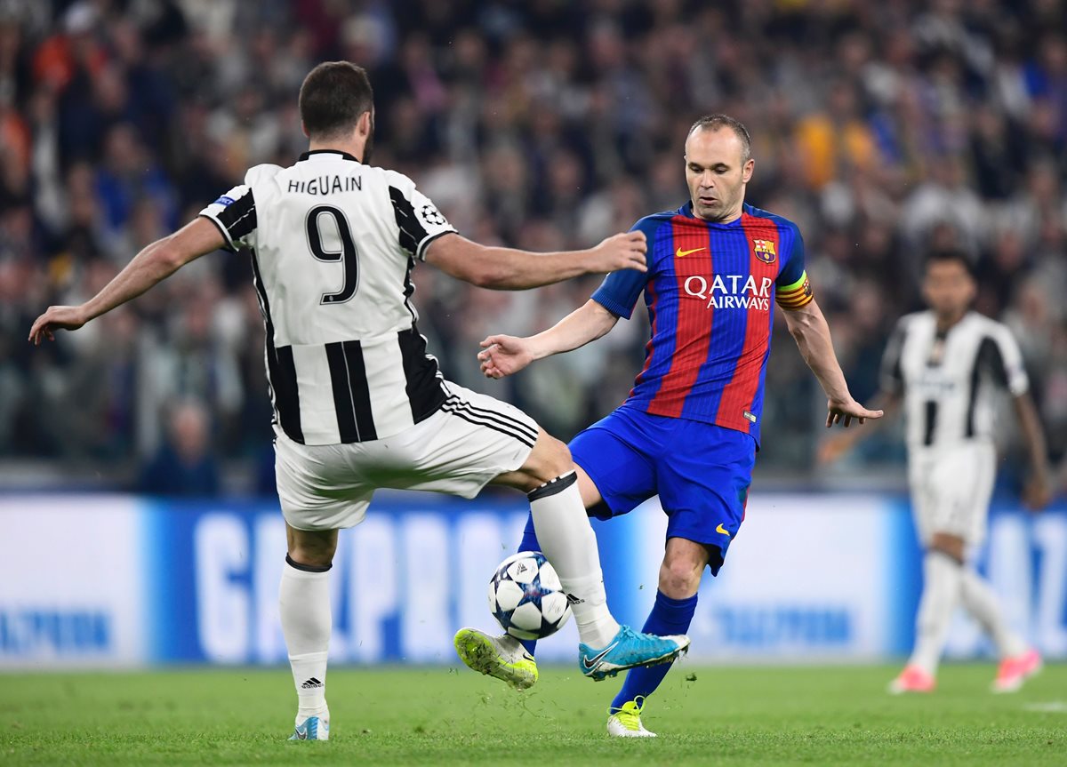 Andrés Iniesta, centrocampista del Barcelona, afirmó, después de perder este martes 3-0 ante el Juventus, que las sensaciones del conjunto azulgrana no son tan “pésimas”. (Foto Prensa Libre: AFP)