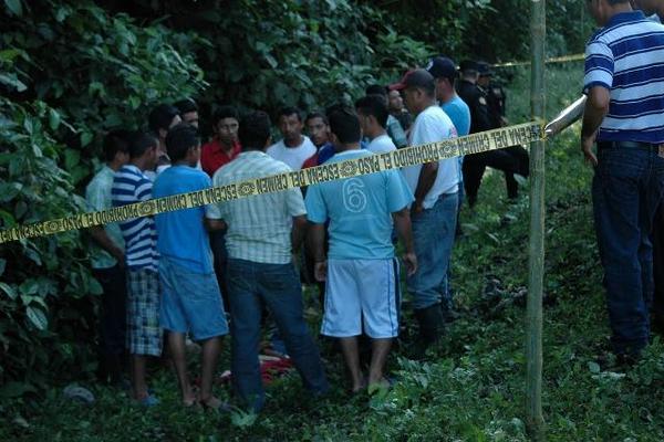 Vecinos y conocidos rodean el cadáver de Hernández Alvarado. (Foto Prensa Libre: Rigoberto Escobar)