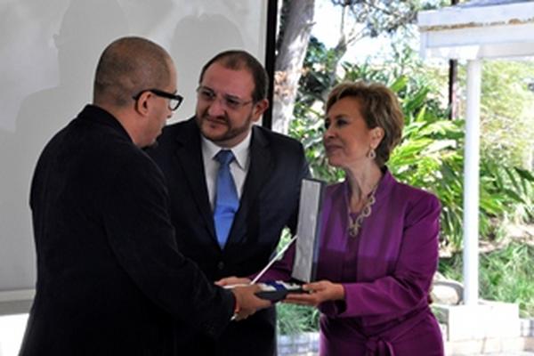 El canciller Fernando Carrera entregó la Orden Antonio José de Irrisari en el "Grado de Gran Cruz" a Mario Velásquez Guerra, en representación de la familia adoptiva del señor Hadjidodou. (Foto Prensa Libre: Cancillería)