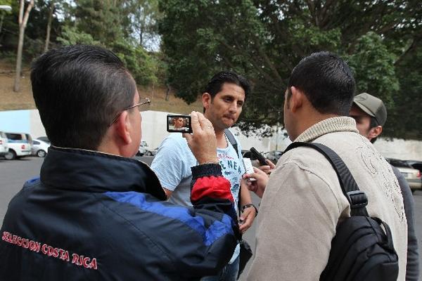 El técnico crema Ronald González conversó con periodistas costarricenses antes de ingresar en el Mateo Flores. (Foto Prensa Libre: Francisco Sánchez)