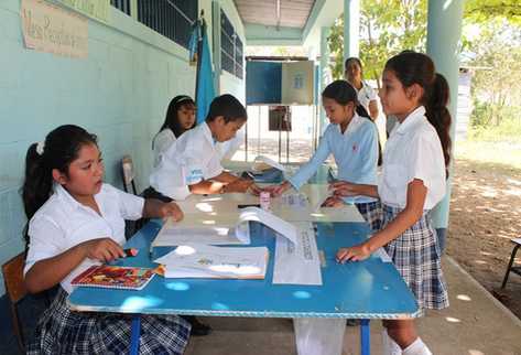 Estudiantes de la Escuela Urbana Mixta del barrio La Granja, en Santa Elena, Flores, durante las eleccioens. (Foto Prensa Libre: Rigoberto Escobar)