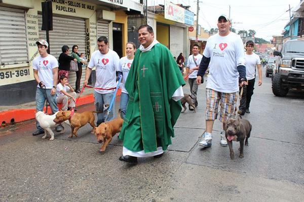 Caminata que se efectuó en Cobán, para celebrar el Día de San Francisco de Asís. (Foto Prensa Libre: Eduardo Sam Chun)<br _mce_bogus="1"/>