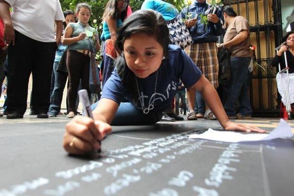 Los versos del poema <em>El Venado y los Cazadores,</em> de Luis de León, fueron escritos por jóvenes en el Pasaje Rubio, del Portal del Comercio, zona 1.  Foto: Prensa Libre: Edwin Castro