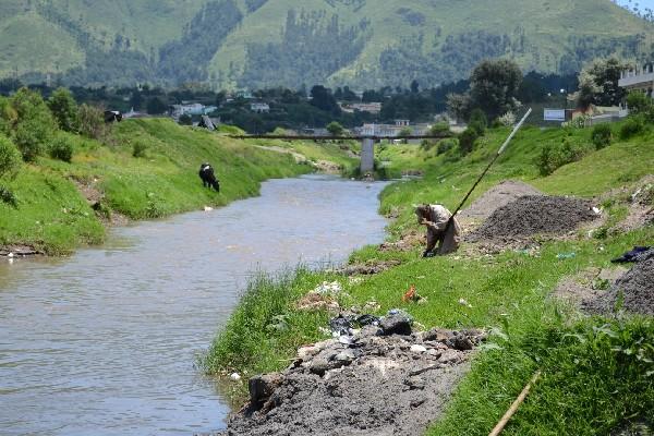 A medida que corre por varios municipios de Totonicapán y Quetzaltenango,   el afluente recibe   gran  cantidad de contaminantes.