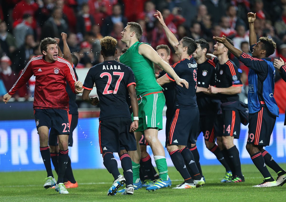 Jugadores del Bayern Múnich festejaron al final luego de conseguir el pase a semifinales al empatar con el Benfica. (Foto Prensa Libre: AFP)