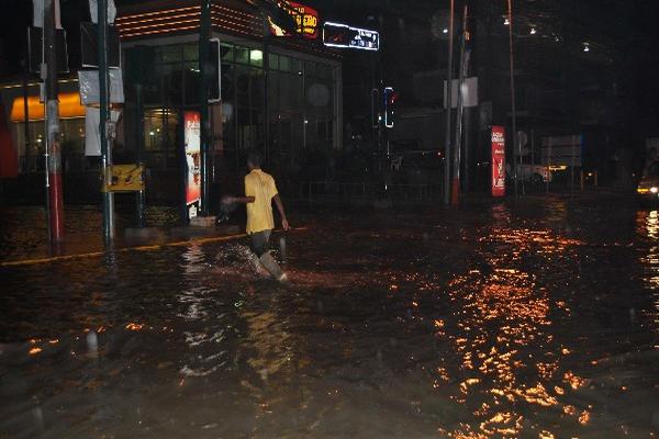 Varias calles de Santa Elena fueron anegadas,  debido a que los tragantes no se dieron abasto.