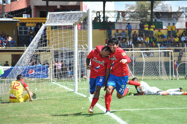 Darwin Oliva anotó el gol del empate para Municipal. (Foto Prensa Libre: Aroldo Marroquín)