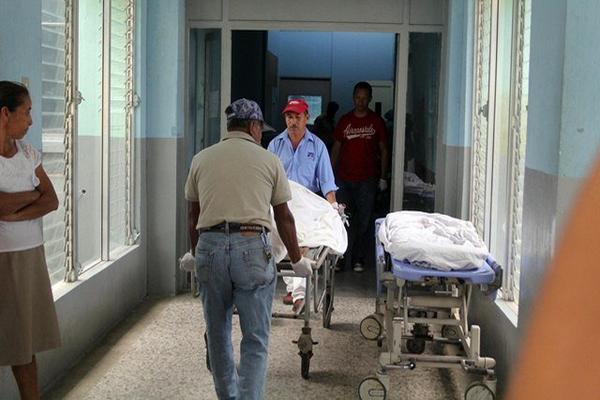 El cadáver de Cristian Roberto Felipe, quien murió baleado, es trasladado a la morgue de Jalapa.  (Foto Prensa Libre: Hugo Oliva)