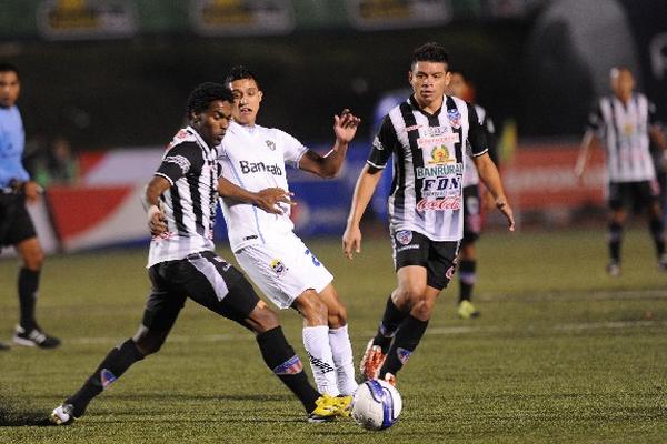 Los socios del ataque de Heredia durante el campeonato fueron el brasileño Anderson Andrade —izquierda — y el artillero Robin Betancourth. (Foto Prensa Libre: Hemeroteca PL)